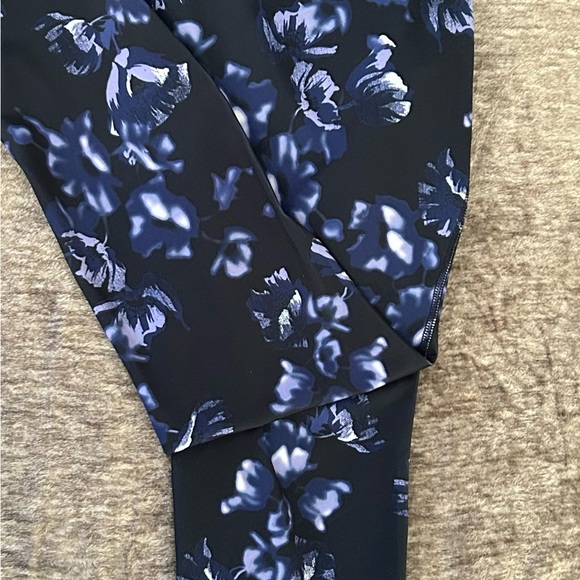 Joe Fresh Active Wear- Large brilliant purple flower active leggings - Picture 1 of 3